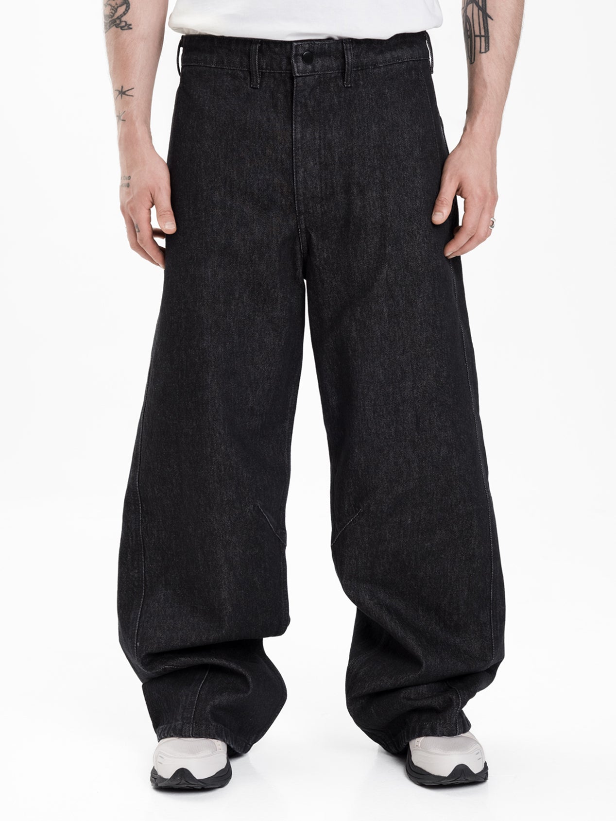 Adjusting jeans speckled gray