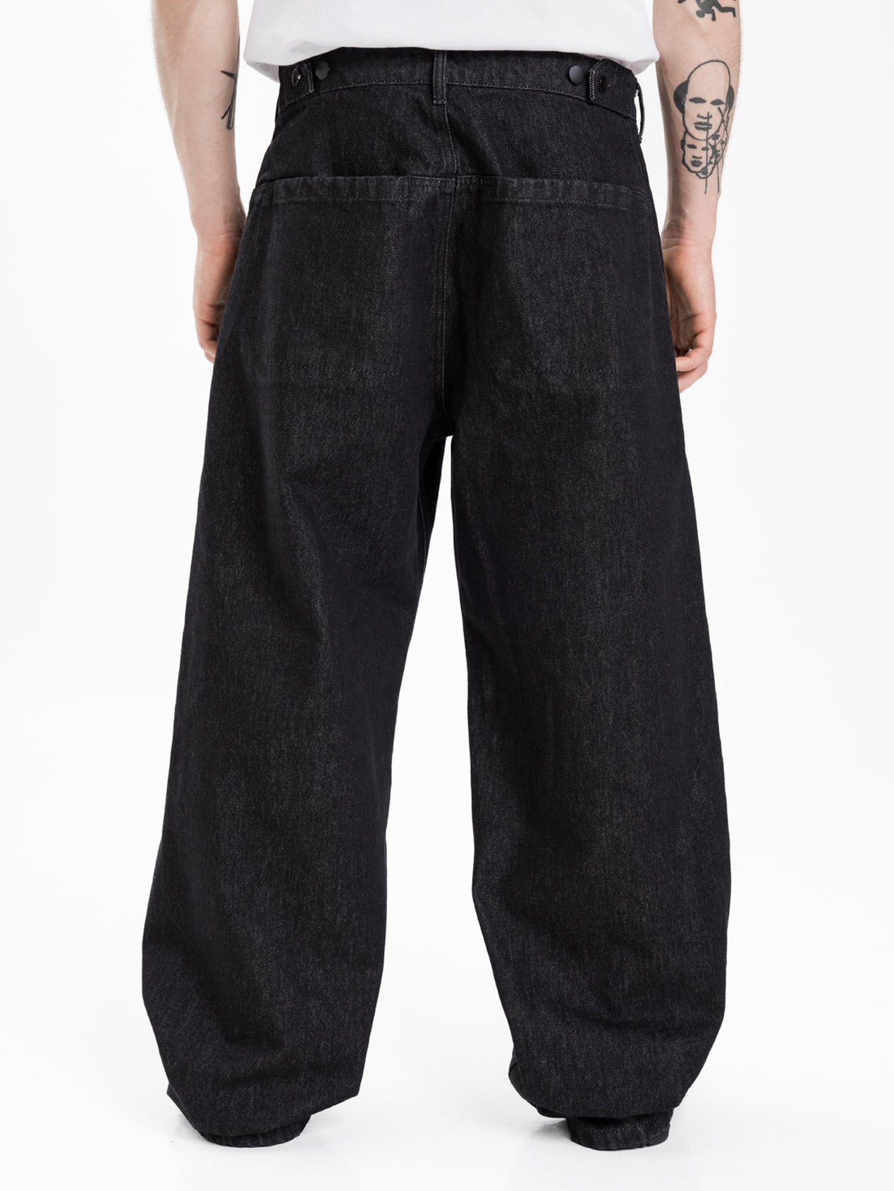 Adjusting jeans speckled gray