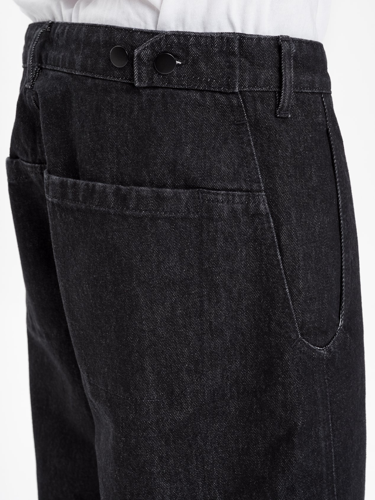 Adjusting jeans speckled gray