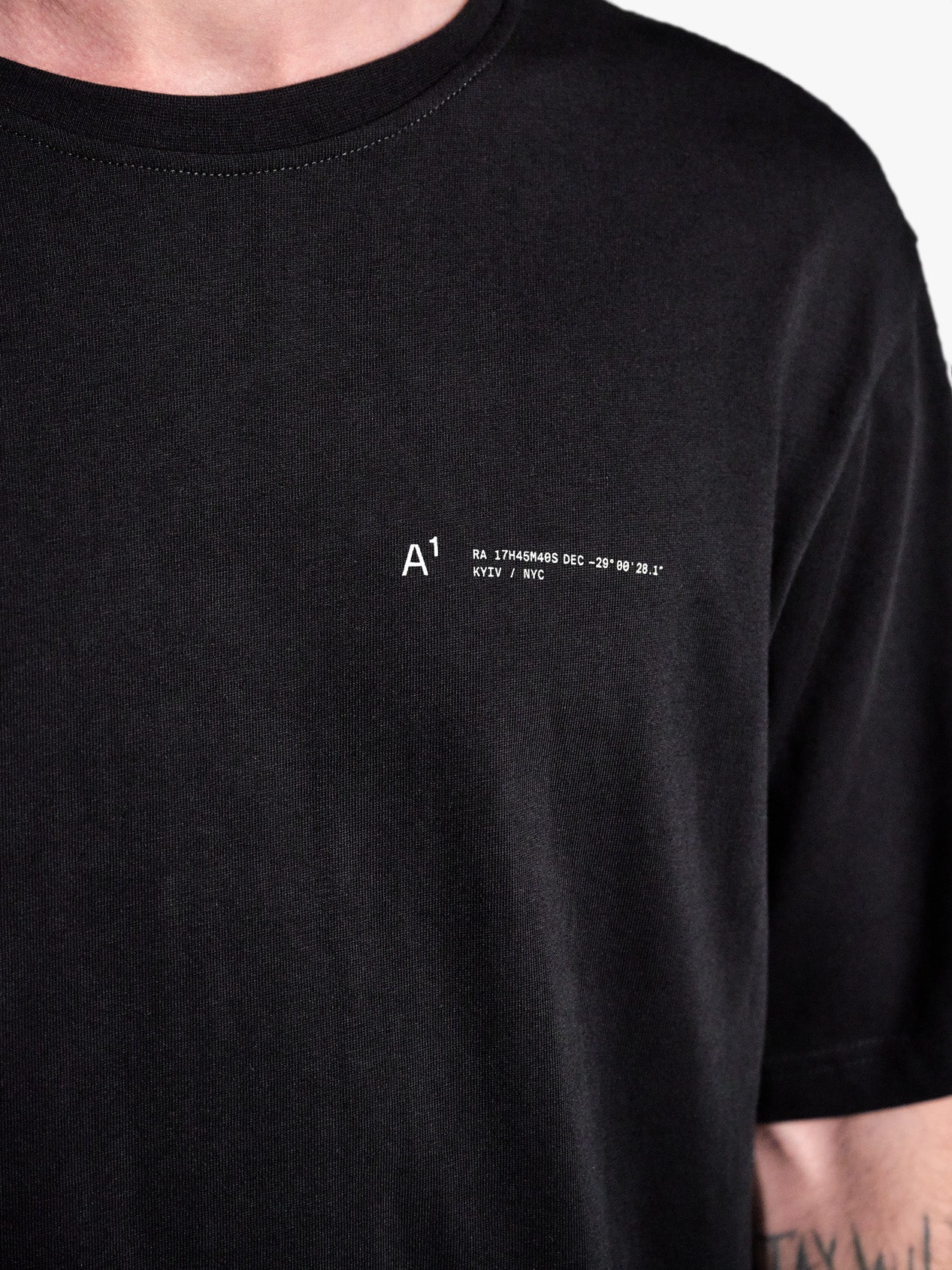 OVERLAP COLLAR T-SHIRT BLACK